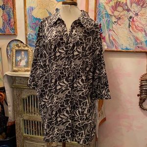 22W B/W 3/4 Sleeve Tunic V Neck $25